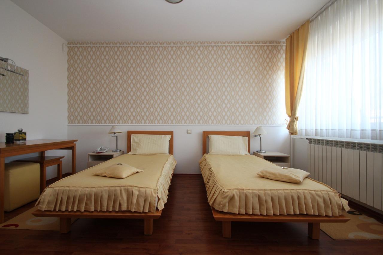 Garni Hotel Belvedere Kraljevo Buitenkant foto