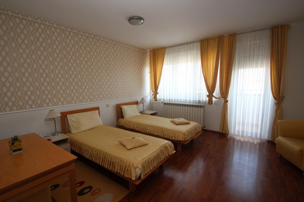 Garni Hotel Belvedere Kraljevo Buitenkant foto